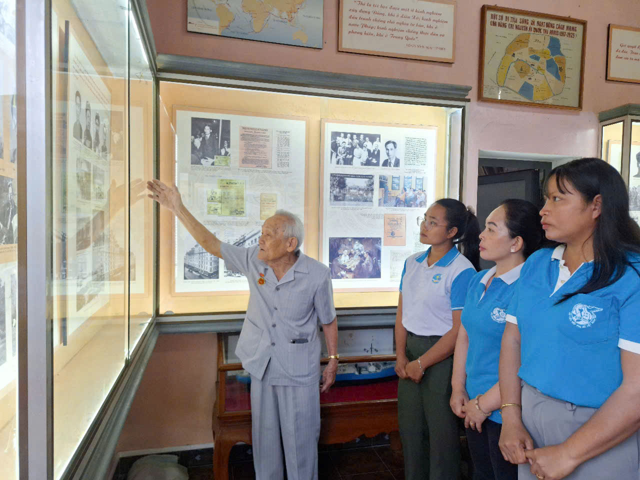 Hội Liên hiệp Phụ nữ huyện Khánh Sơn: Tổ chức thăm viếng Khu tưởng niệm Chủ tịch Hồ Chí Minh