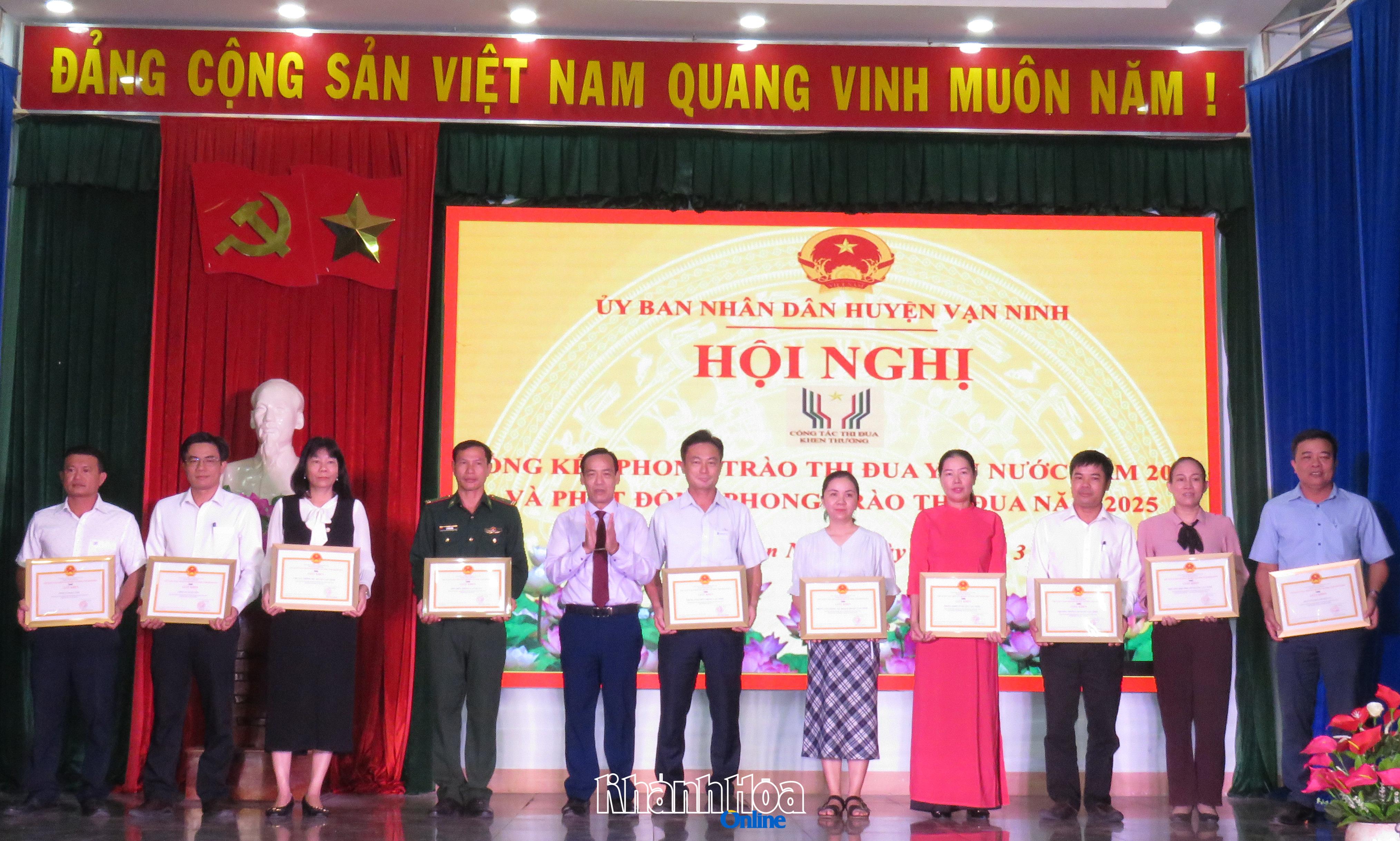 Lãnh đạo huyện Vạn Ninh tặng giấy khen cho các tập thể xuất sắc.