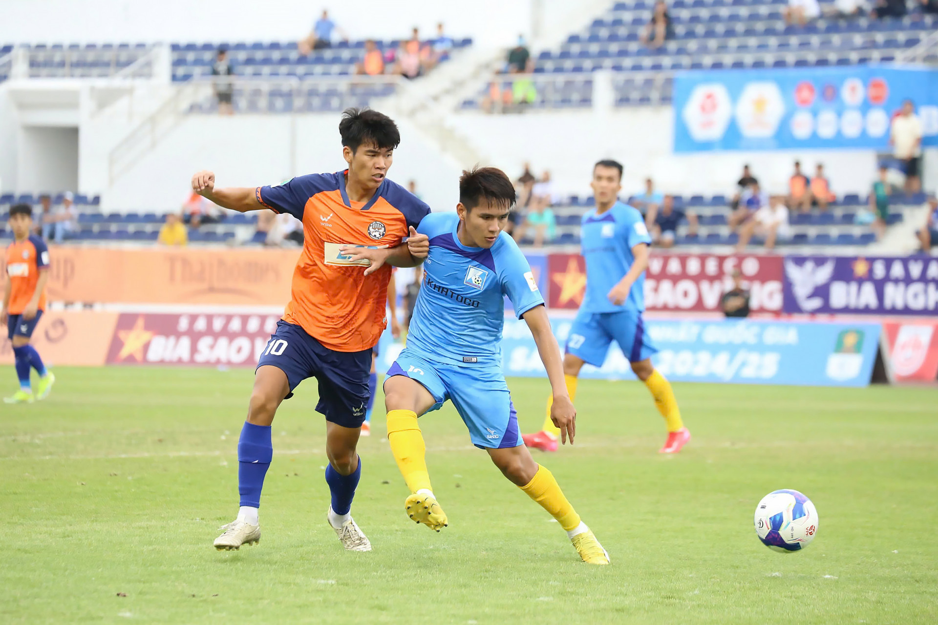 Khatoco Khanh Hoa (right) in the away draw with Ba Ria- ung Tau in round 10 (Source: VPF)

