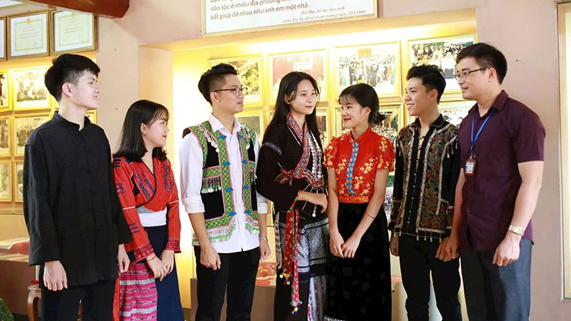 Thầy và trò Trường phổ thông Vùng cao Việt Bắc (tỉnh Thái Nguyên) trong tiết học thực tế về phát huy sức mạnh đại đoàn kết toàn dân tộc. (Ảnh THẾ ĐẠI)

