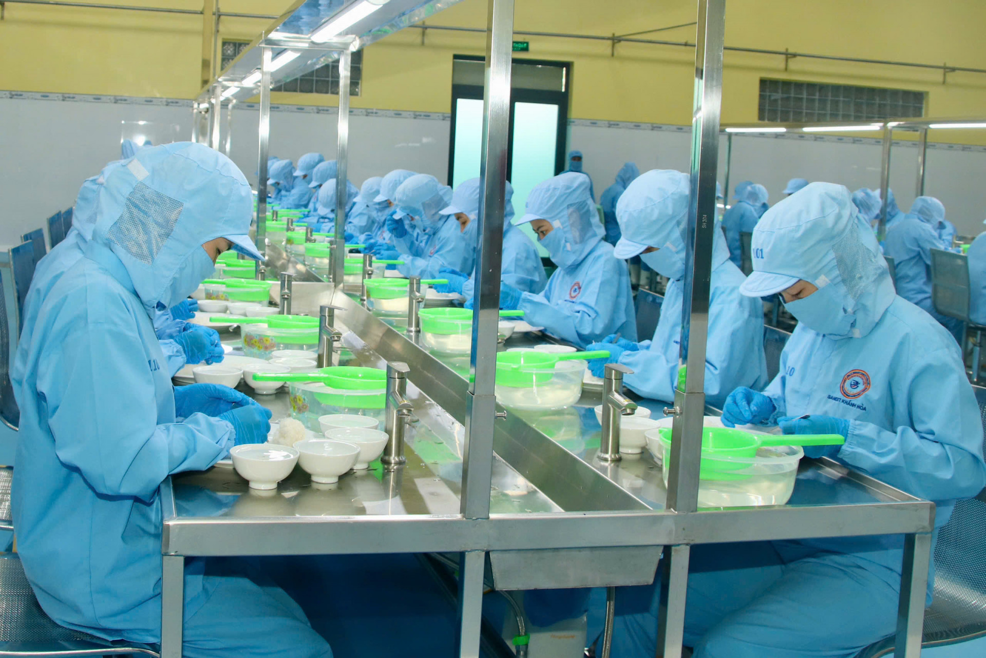 Production of Sanest Khanh Hoa Sanest Soft Drink Joint Stock Company (Photo: Dinh Lam)

