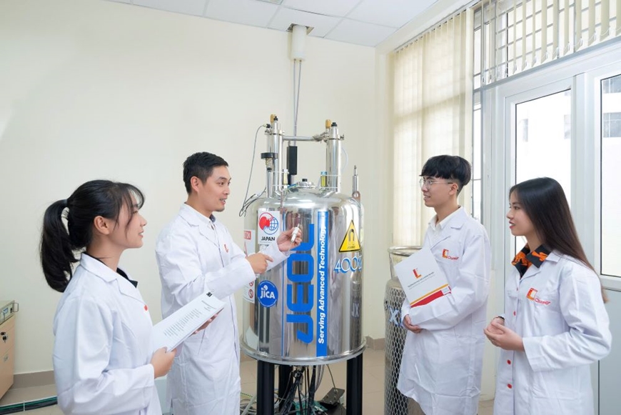 Giảng viên và sinh viên Trường Hóa và Khoa học sự sống, Đại học Bách khoa Hà Nội học tập, nghiên cứu với máy cộng hưởng từ hạt nhân. Ảnh: qdnd.vn

