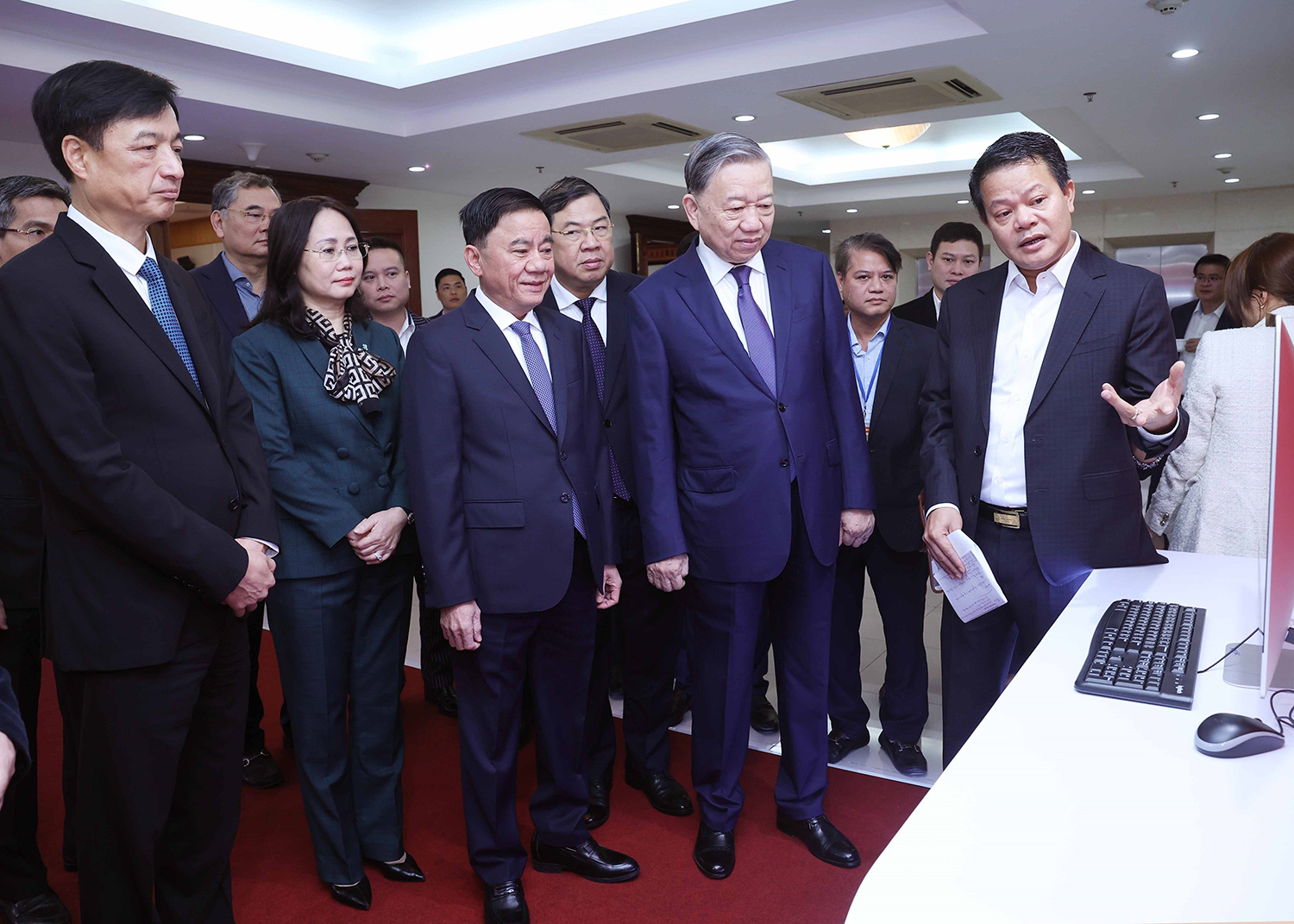 Tổng Bí thư Tô Lâm xem giới thiệu các ứng dụng chuyển đổi số trong các cơ quan Đảng tại Hội nghị tổng kết công tác năm 2024 và triển khai nhiệm vụ công tác 2025 của Văn phòng Trung ương Đảng, ngày 19-12-2024_Ảnh: TTXVN

