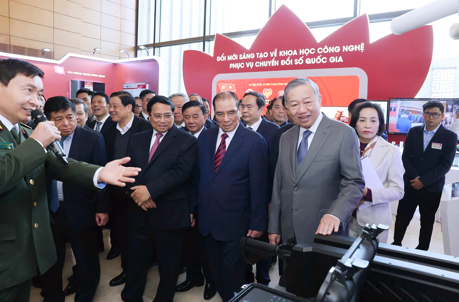 Tổng Bí thư Tô Lâm cùng các đồng chí lãnh đạo Đảng, Nhà nước và các đại biểu tham quan triển lãm về phát triển khoa học, công nghệ, đổi mới sáng tạo, chuyển đổi số tại Hội nghị toàn quốc về đột phá phát triển khoa học, công nghệ, đổi mới sáng tạo và chuyển đổi số quốc gia_Ảnh: TTXVN

