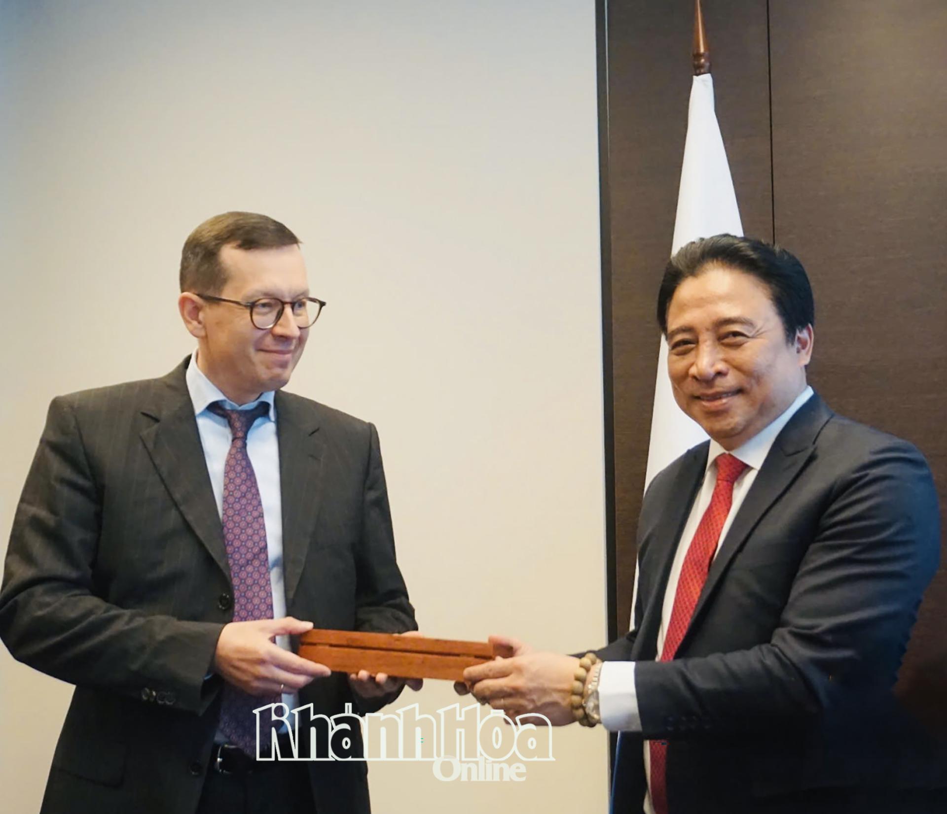 Phó Bí thư Thường trực Tỉnh ủy Nguyễn Khắc Toàn tặng quà lưu niệm cho đại diện chính quyền TP. Moscow.