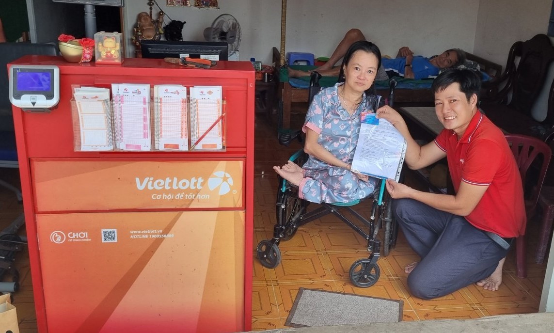 Người bán vé số sẽ được chăm sóc sức khỏe với tấm thẻ bảo hiểm