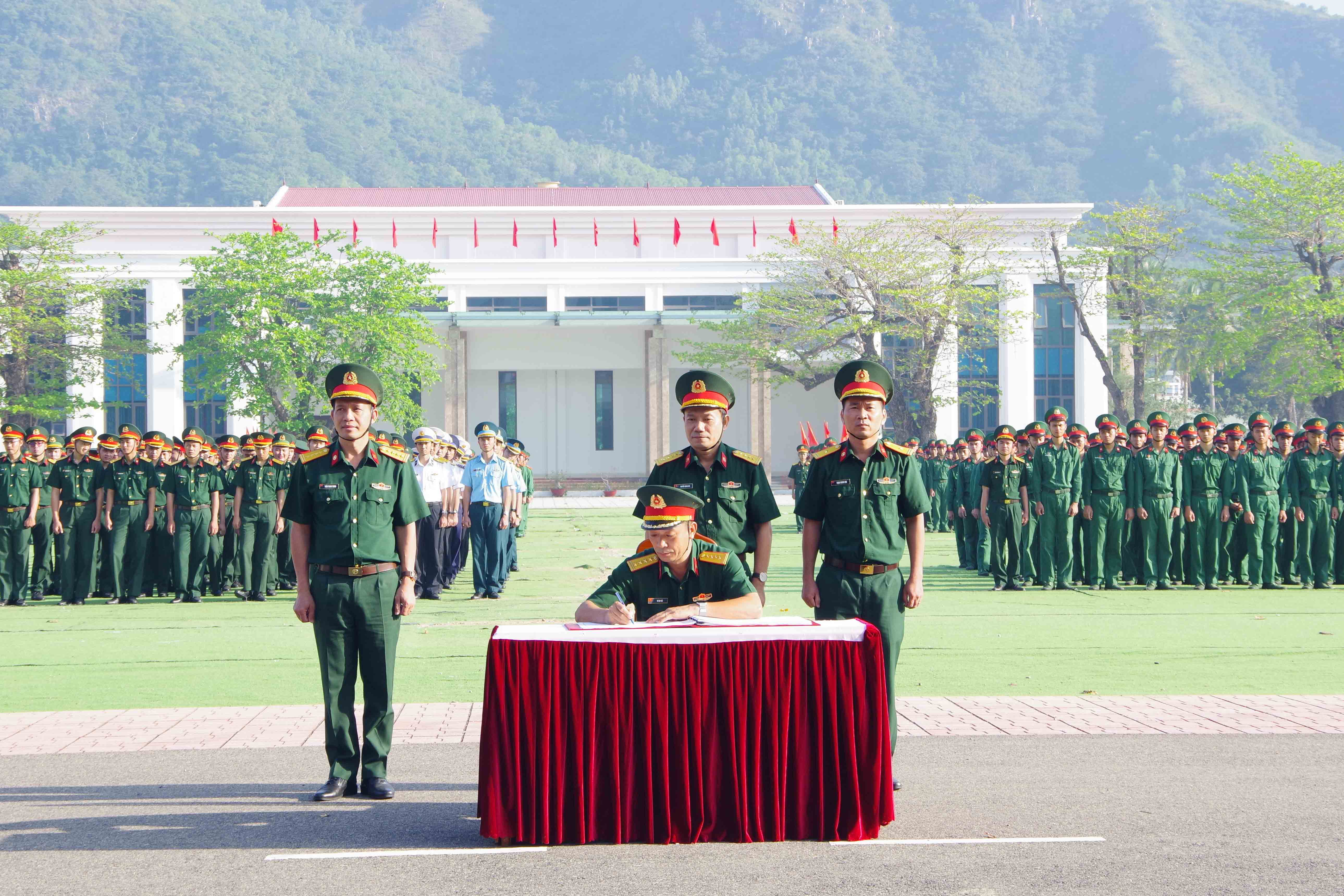 Chính ủy nhà trường chứng nhận ký kết giao ước thi đua giữa các khối cơ quan, khoa, đơn vị.