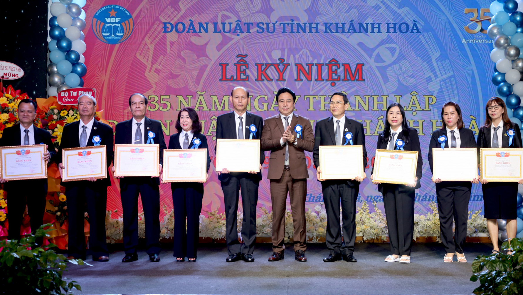 Phó Bí thư Thường trực Tỉnh ủy Nguyễn Khắc Toàn trao bằng khen của Liên đoàn Luật sư Việt Nam cho các cá nhân.