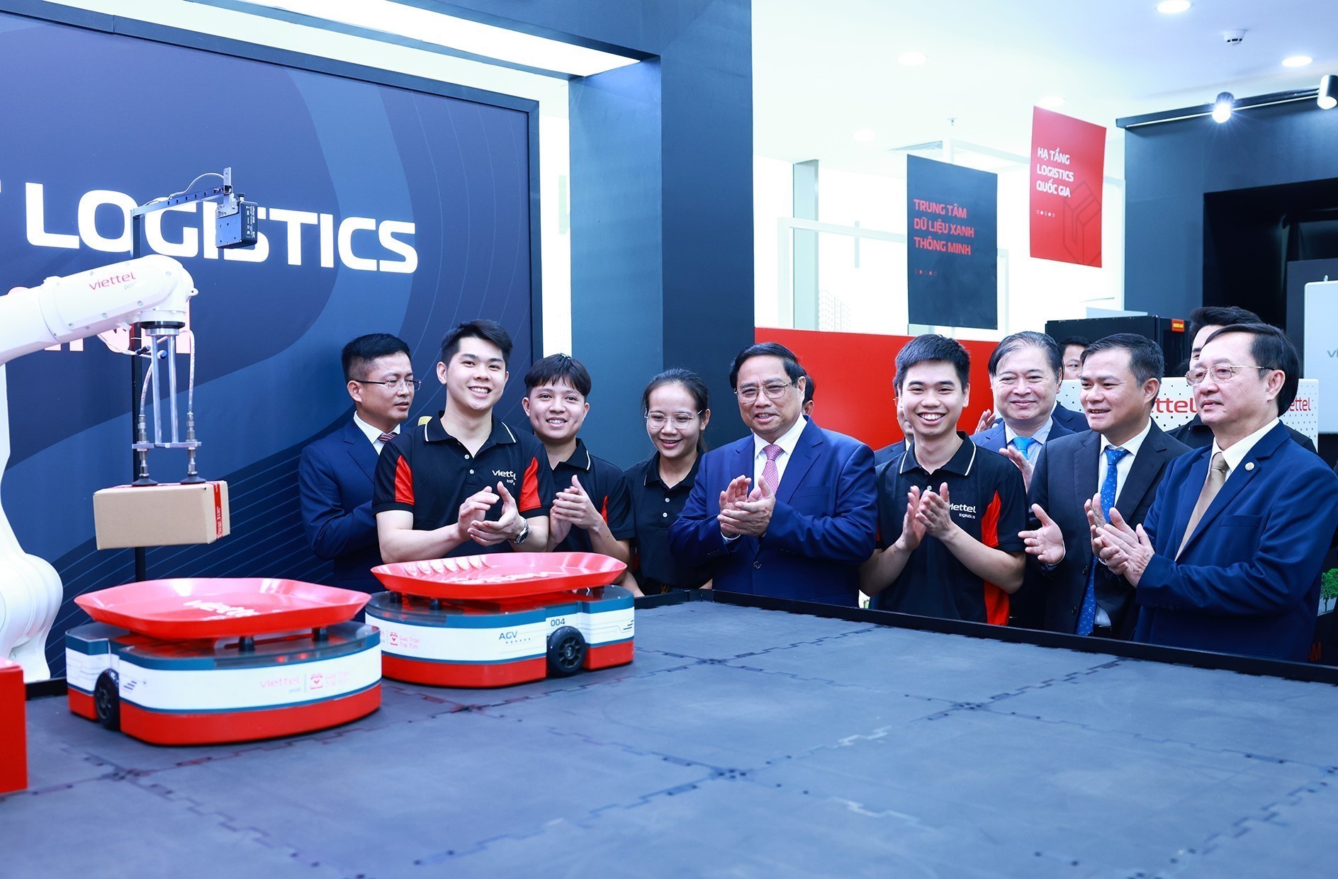 Ủy viên Bộ Chính trị, Thủ tướng Chính phủ Phạm Minh Chính tham quan sản phẩm đổi mới sáng tạo tại Ngày hội Đổi mới sáng tạo Việt Nam năm 2024 _Ảnh: TTXVN

