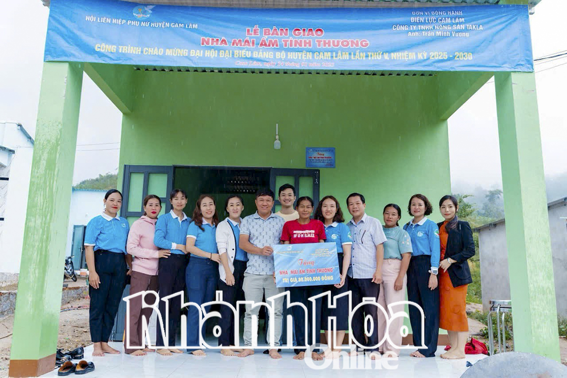 Hội Liên hiệp Phụ nữ huyện Cam Lâm bàn giao nhà cho gia đình bà Tro Thị Hiền.