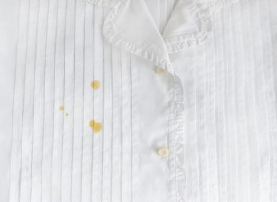 Mẹo tẩy vết bẩn cứng đầu trên quần áo trắng