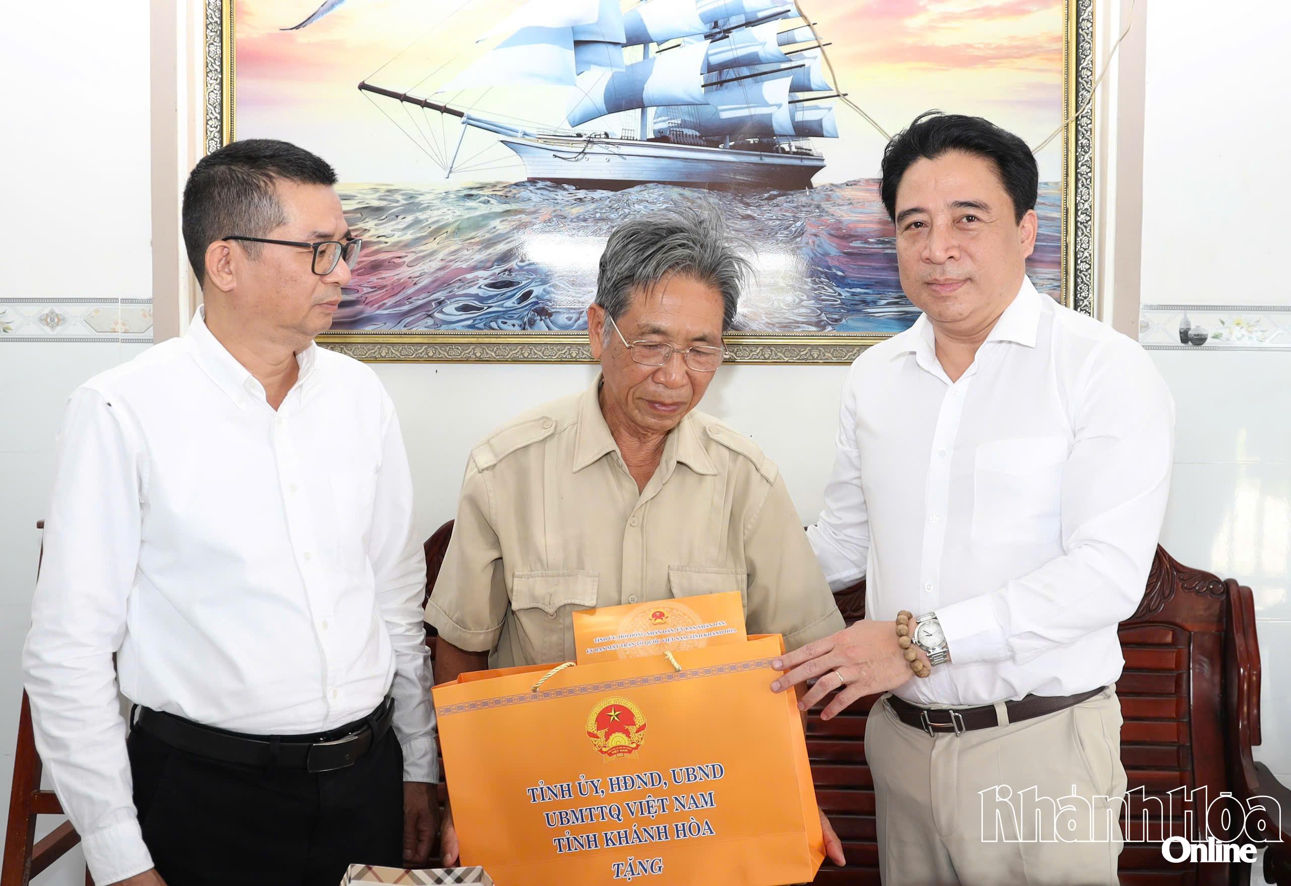 Phó Bí thư Thường trực Tỉnh ủy Nguyễn Khắc Toàn thăm, tặng quà các gia đình có công tiêu biểu ở Cam Ranh