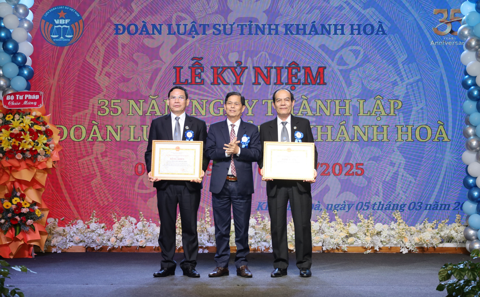 Chủ tịch UBND tỉnh Nguyễn Tấn Tuân trao bằng khen của UBND tỉnh cho Đoàn Luật sư tỉnh và Tiến sĩ, luật sư Nguyễn Đình Thơ.