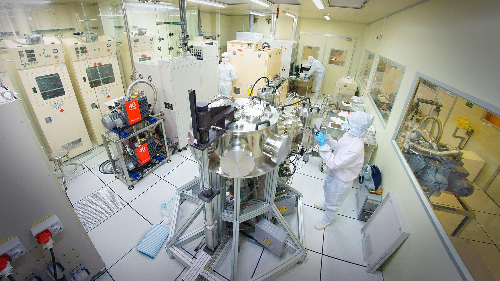 Nghiên cứu khoa học tại Viện Công nghệ nano (Đại học Quốc gia Thành phố Hồ Chí Minh) _Ảnh: TTXVN

