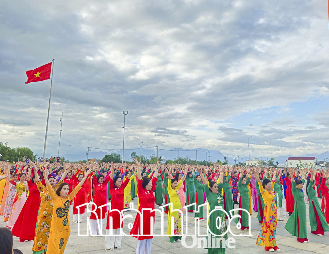 Cán bộ, hội viên phụ nữ thị xã Ninh Hòa tham gia đồng diễn dân vũ thể thao.