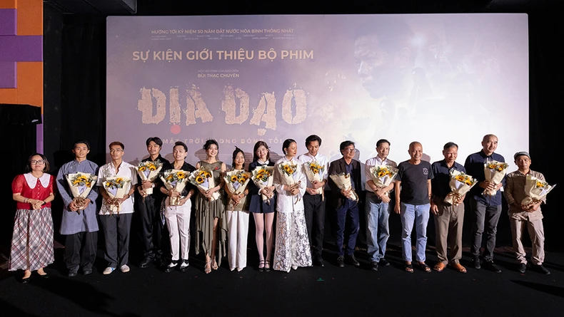 Đoàn làm phim tại buổi ra mắt phim.