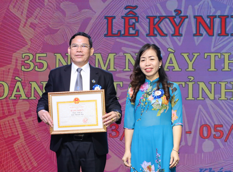 Đoàn Luật sư tỉnh nhận bằng khen của Bộ trưởng Bộ Tư pháp.