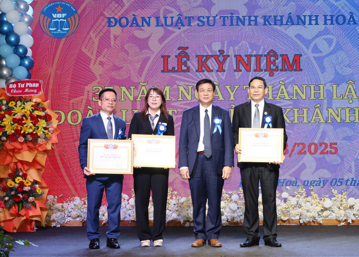 Các tổ chức hành nghề luật sư nhận bằng khen của Liên đoàn Luật sư Việt Nam.