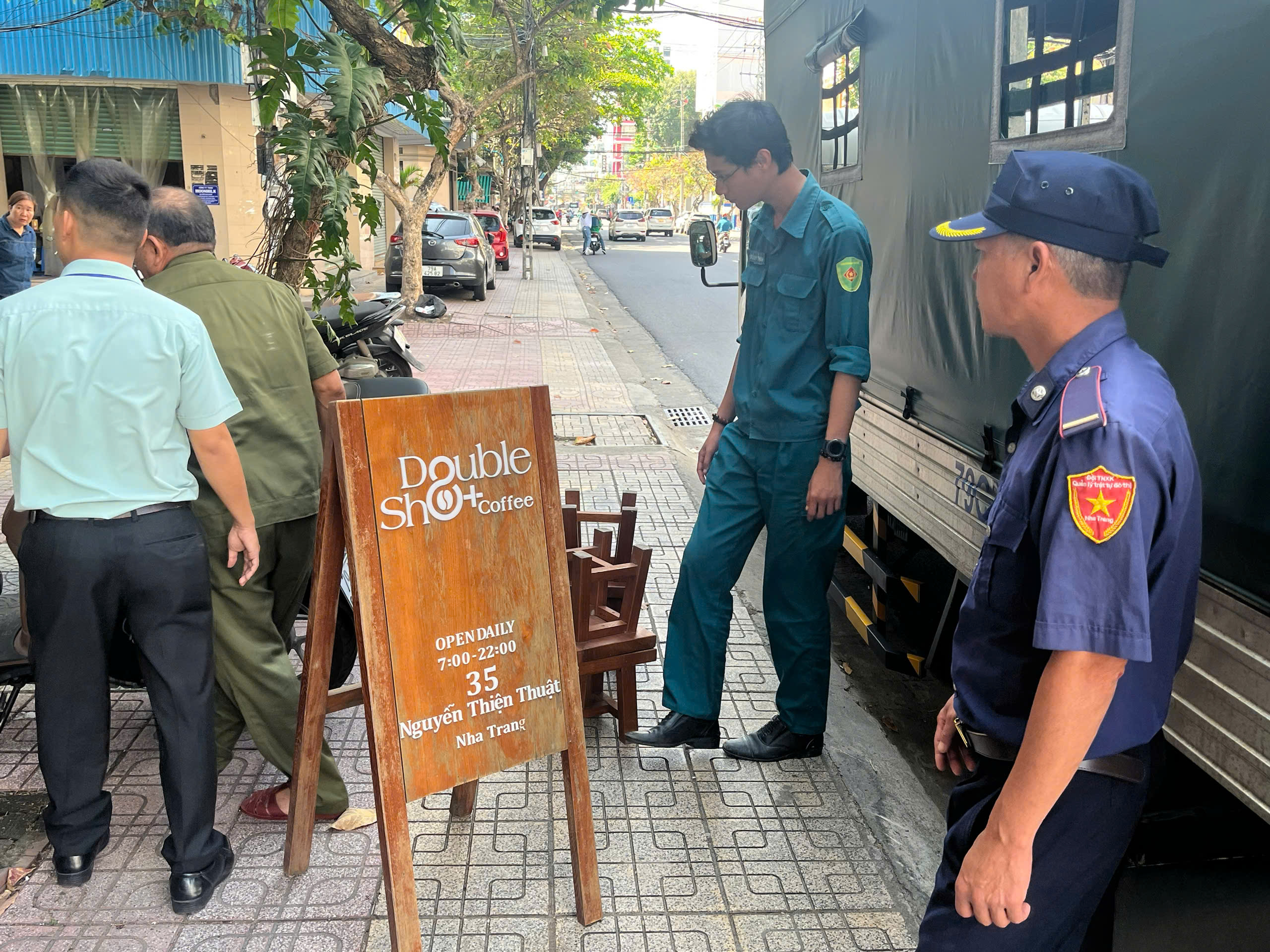 Lực lượng chức năng TP. Nha Trang kiểm tra, xử lý tình trạng lấn chiếm vỉa hè, lòng đường. 