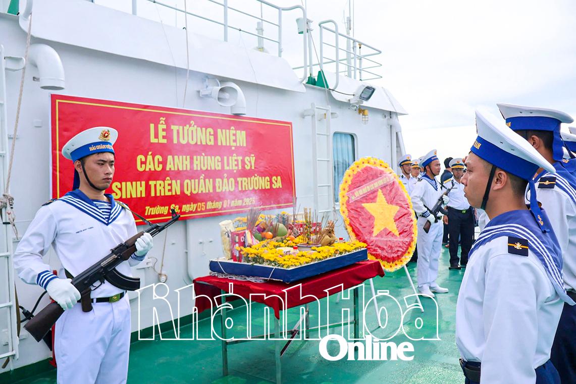 Thiêng liêng lễ tưởng niệm trên biển