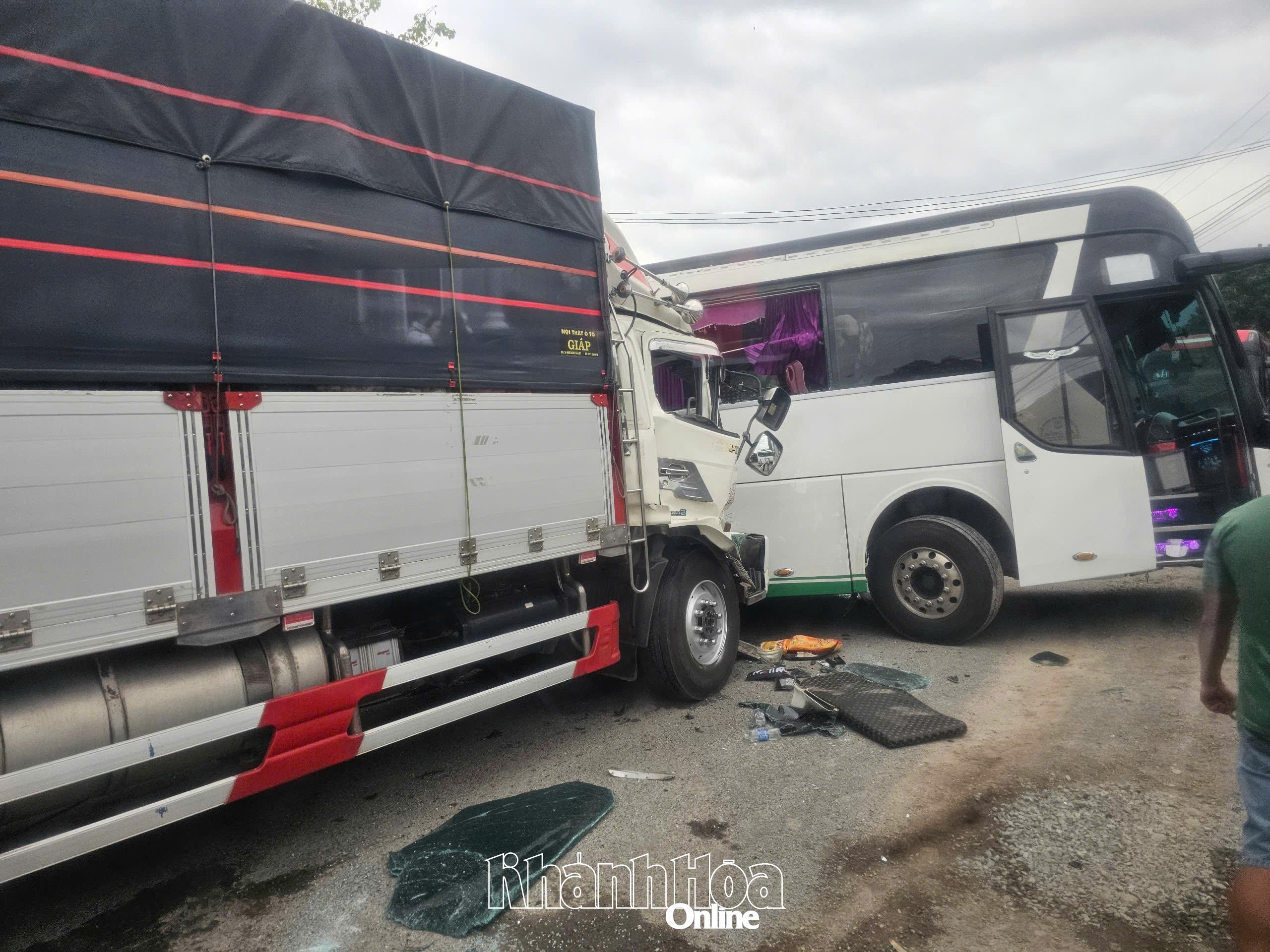 Tai nạn giữa xe tải và xe khách trên đèo Khánh Lê