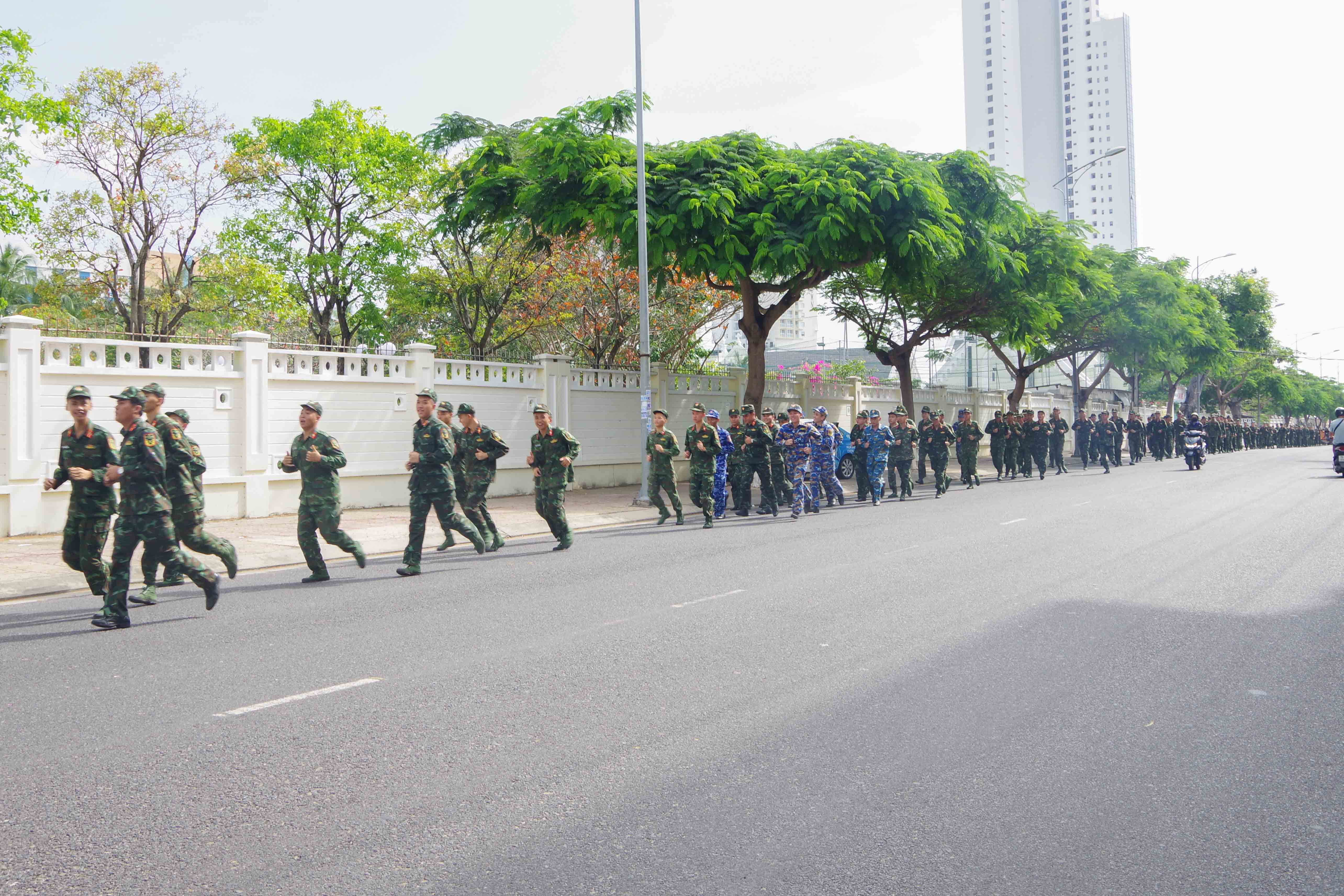 Quân nhân toàn trường tham gia Ngày chạy thể thao quân sự kết hợp Ngày chạy Olympic vì sức khỏe toàn dân năm 2025.
