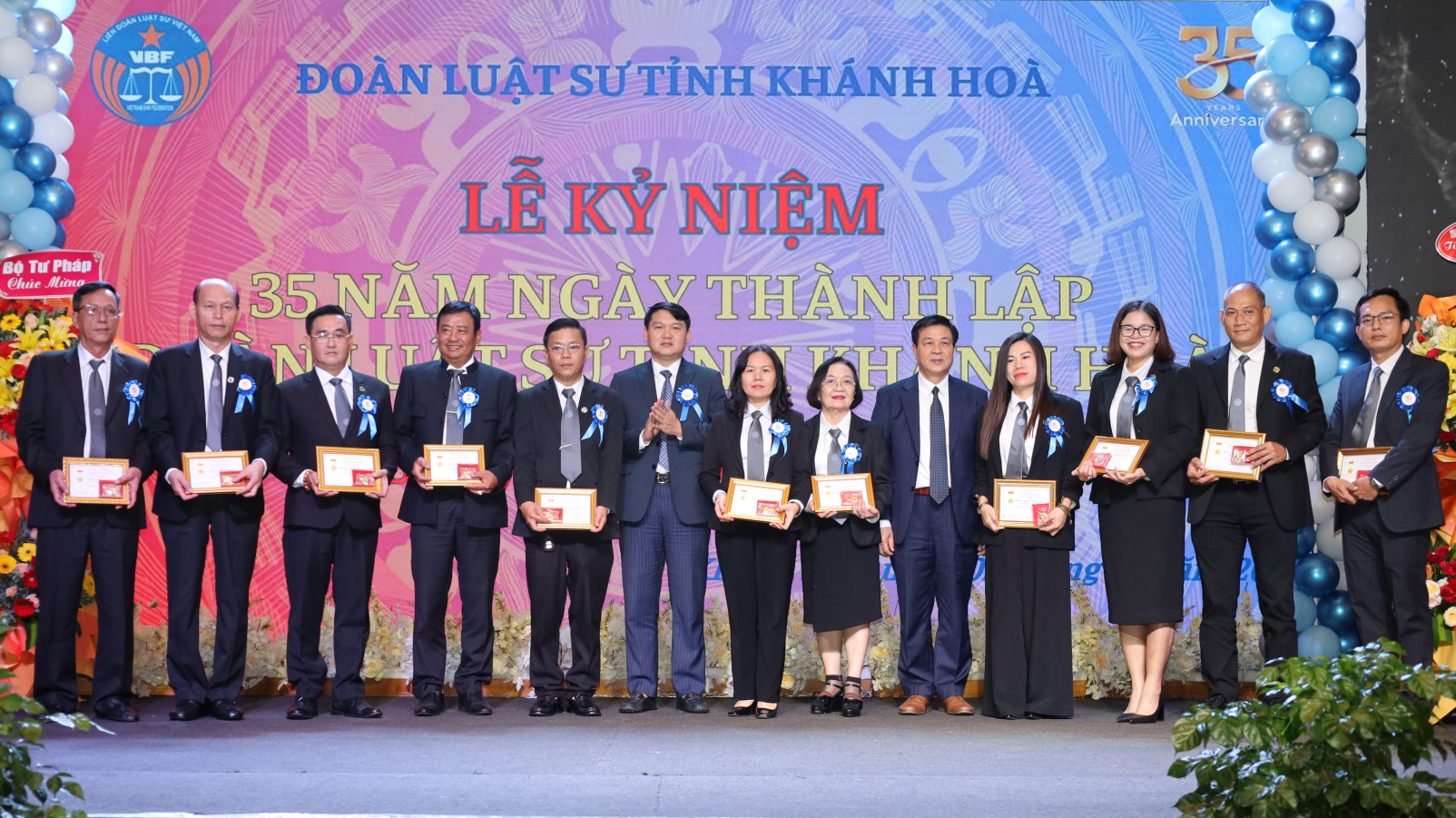 Các cá nhân nhận kỷ niệm chương “Vì sự nghiệp phát triển luật sư Việt Nam”.