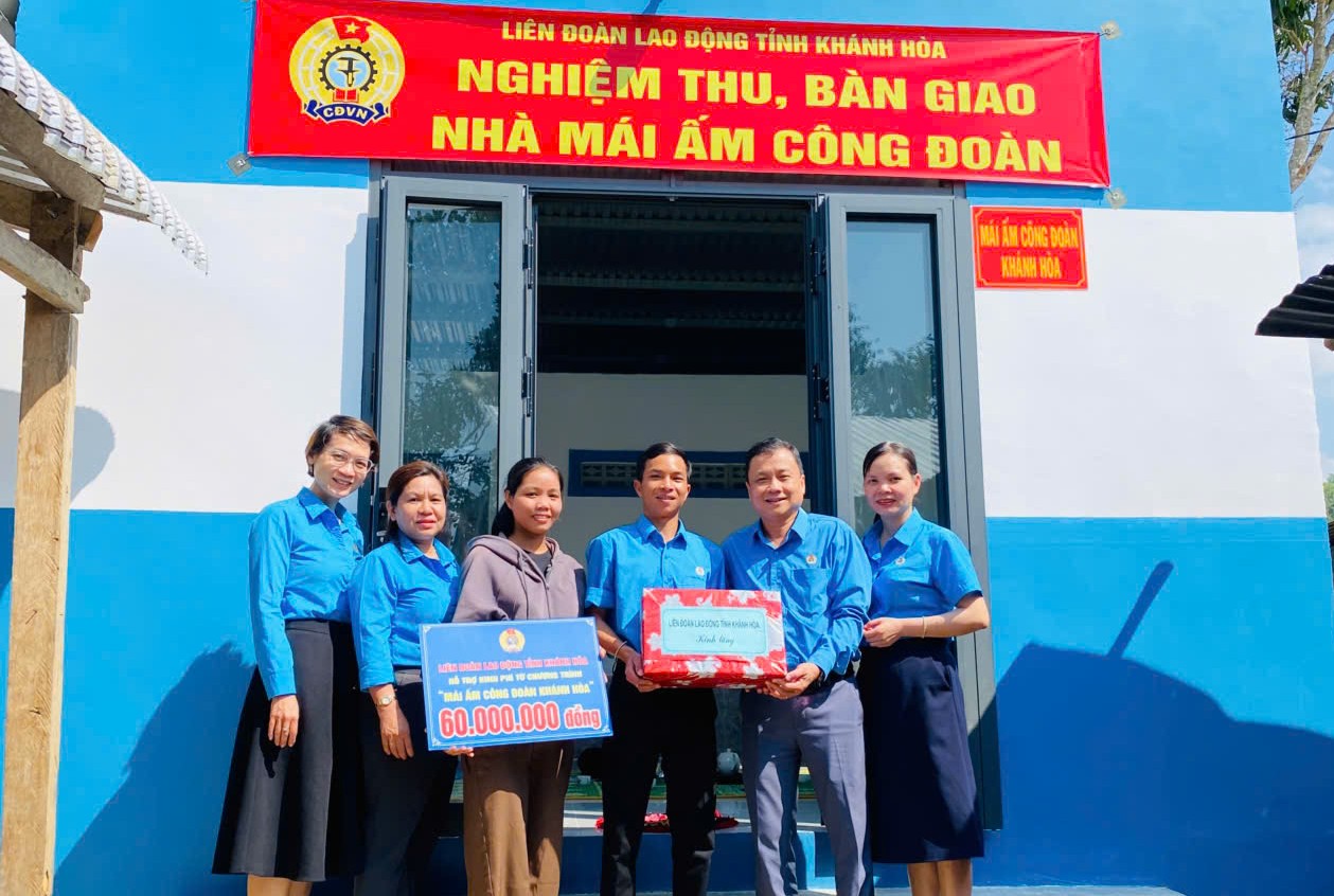 Lãnh đạo Liên đoàn Lao động tỉnh trao kinh phí hỗ trợ xây mới mái ấm cho đoàn viên huyện Khánh Sơn.
