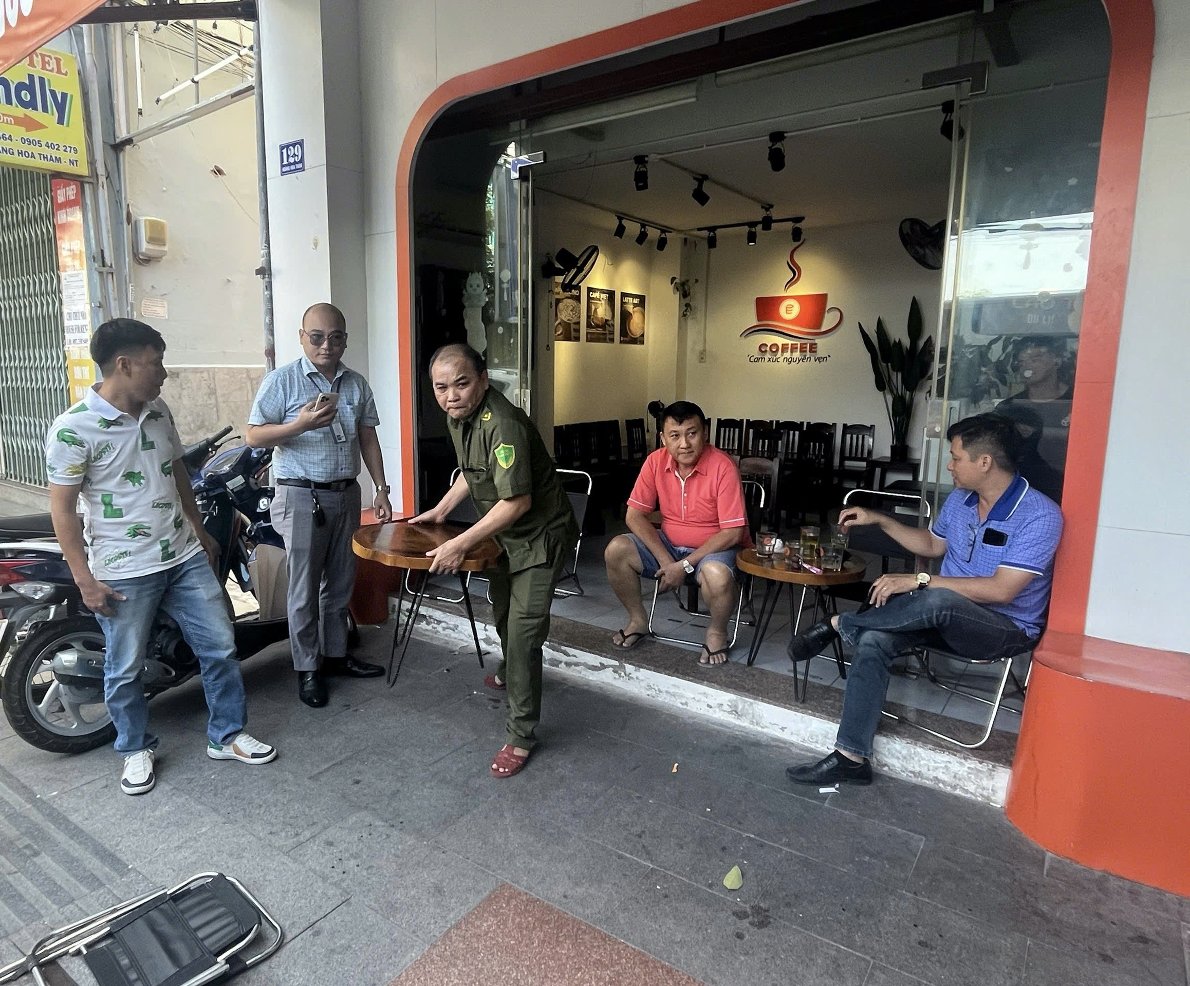 Lực lượng chức năng TP. Nha Trang kiểm tra, xử lý tình trạng lấn chiếm vỉa hè, lòng đường.