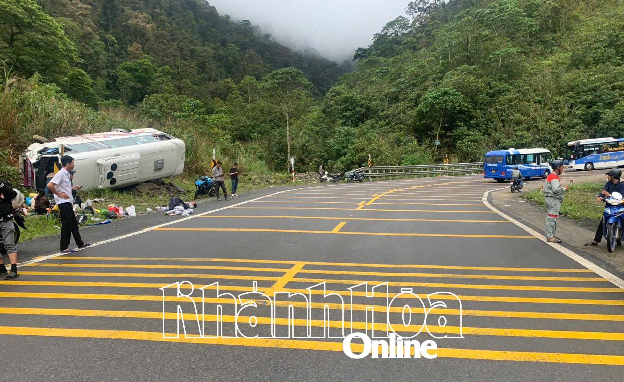 Xe khách lật trên đèo Khánh Lê, 6 người bị thương