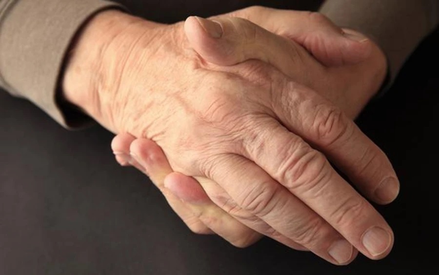 Đừng bất cẩn với hiện tượng tê tay chân ở người già