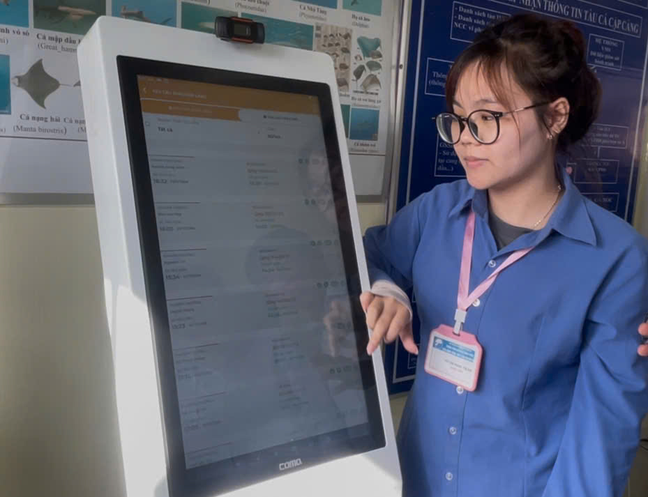 Nhân viên Ban Quản lý cảng Đá Bạc thao tác tại kios cài đặt phần mềm eCDT.