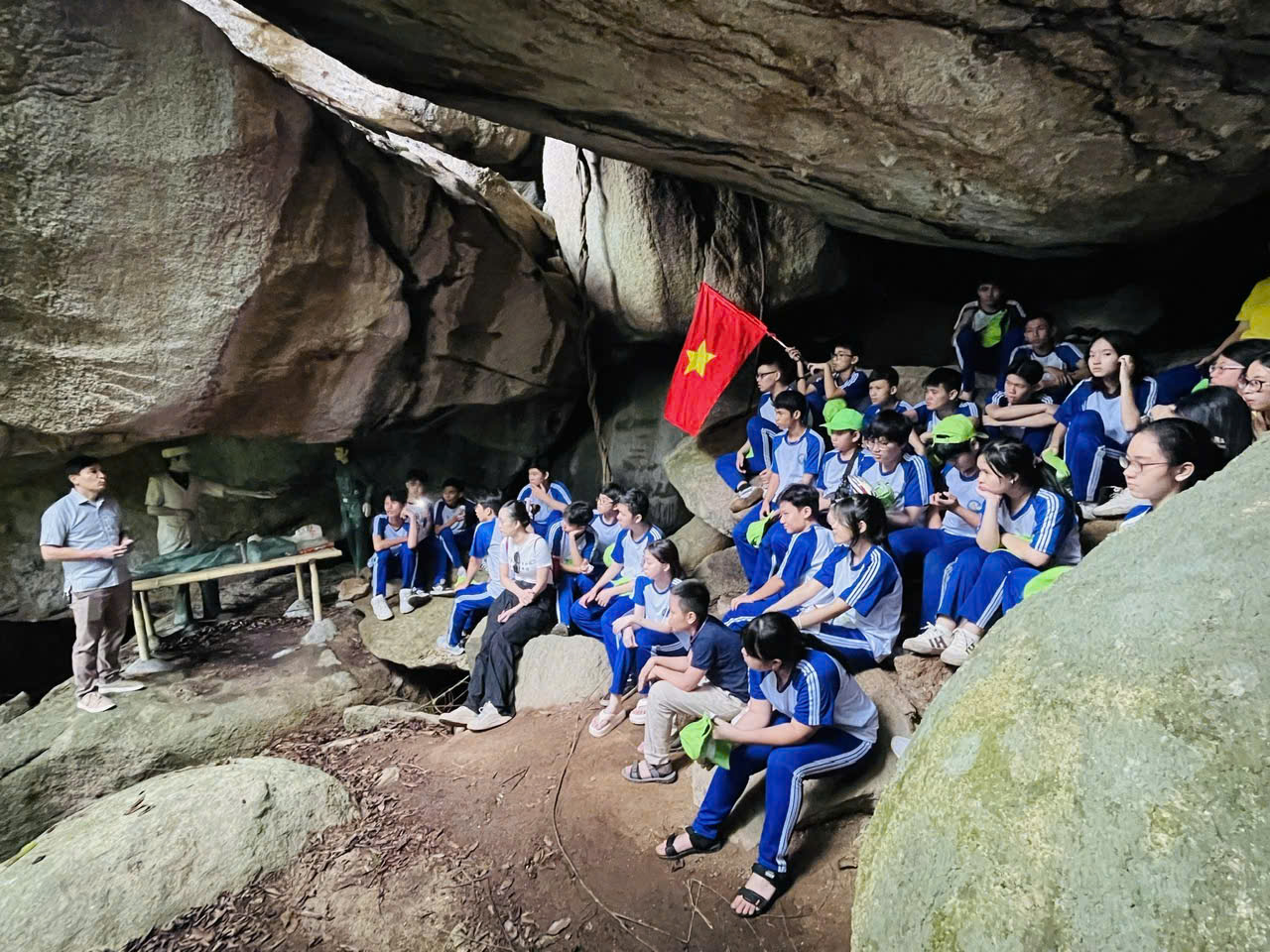 Triển khai giảng dạy nội dung giáo dục địa phương lớp 9 và 12