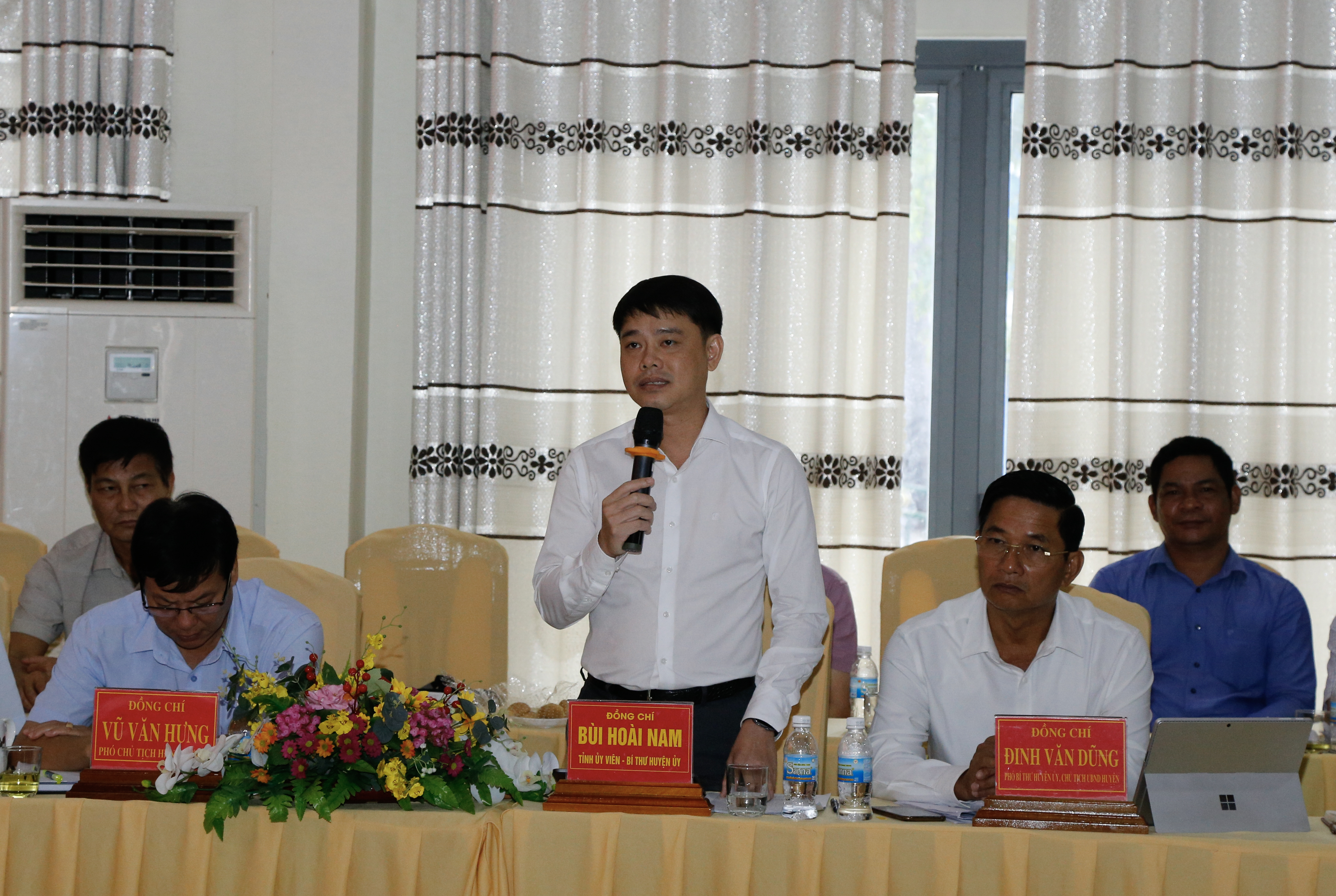 Ông Bùi Hoài Nam - Bí thư Huyện ủy Khánh Sơn báo cáo một số định hướng chính để phát triển kinh tế - xã hội huyện sau khi thoát khỏi huyện nghèo