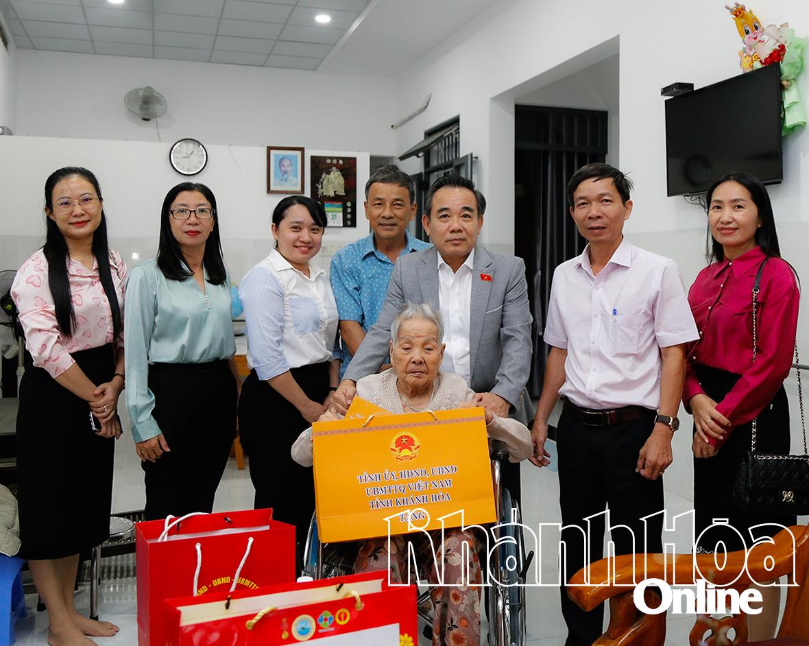 Phó Trưởng đoàn phụ trách Đoàn Đại biểu Quốc hội tỉnh Lê Hữu Trí: Thăm, tặng quà cho người có công tiêu biểu ở TP. Nha Trang