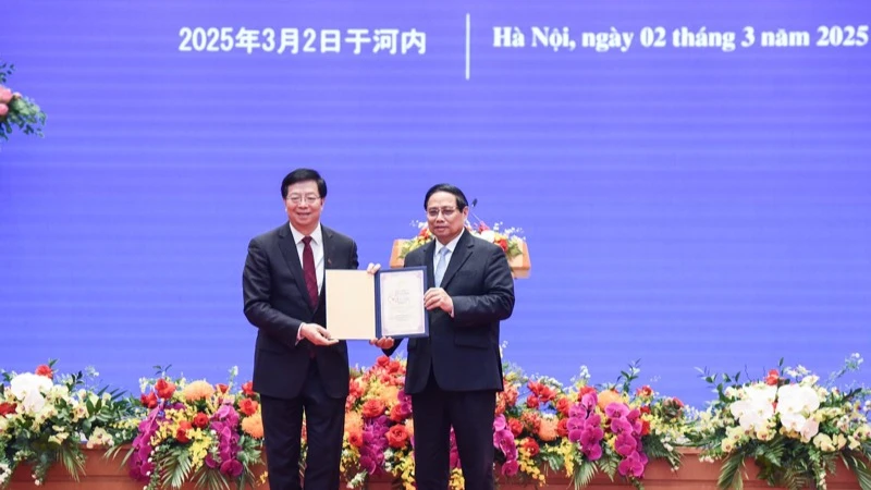 Trao tặng Danh hiệu “Giáo sư danh dự" Đại học Thanh Hoa cho Thủ tướng Chính phủ Phạm Minh Chính