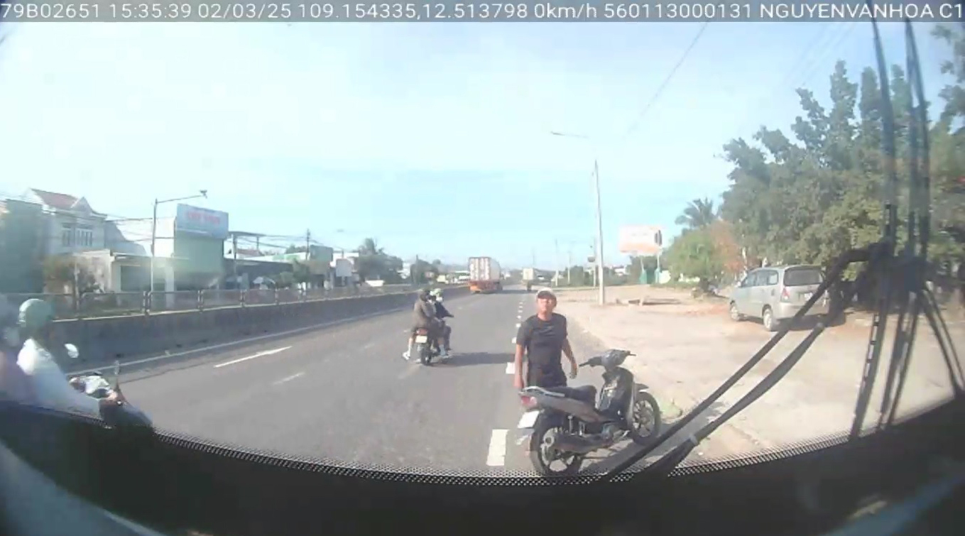 Xe buýt bị chặn đầu, ném đá vỡ kính khi đang lưu thông