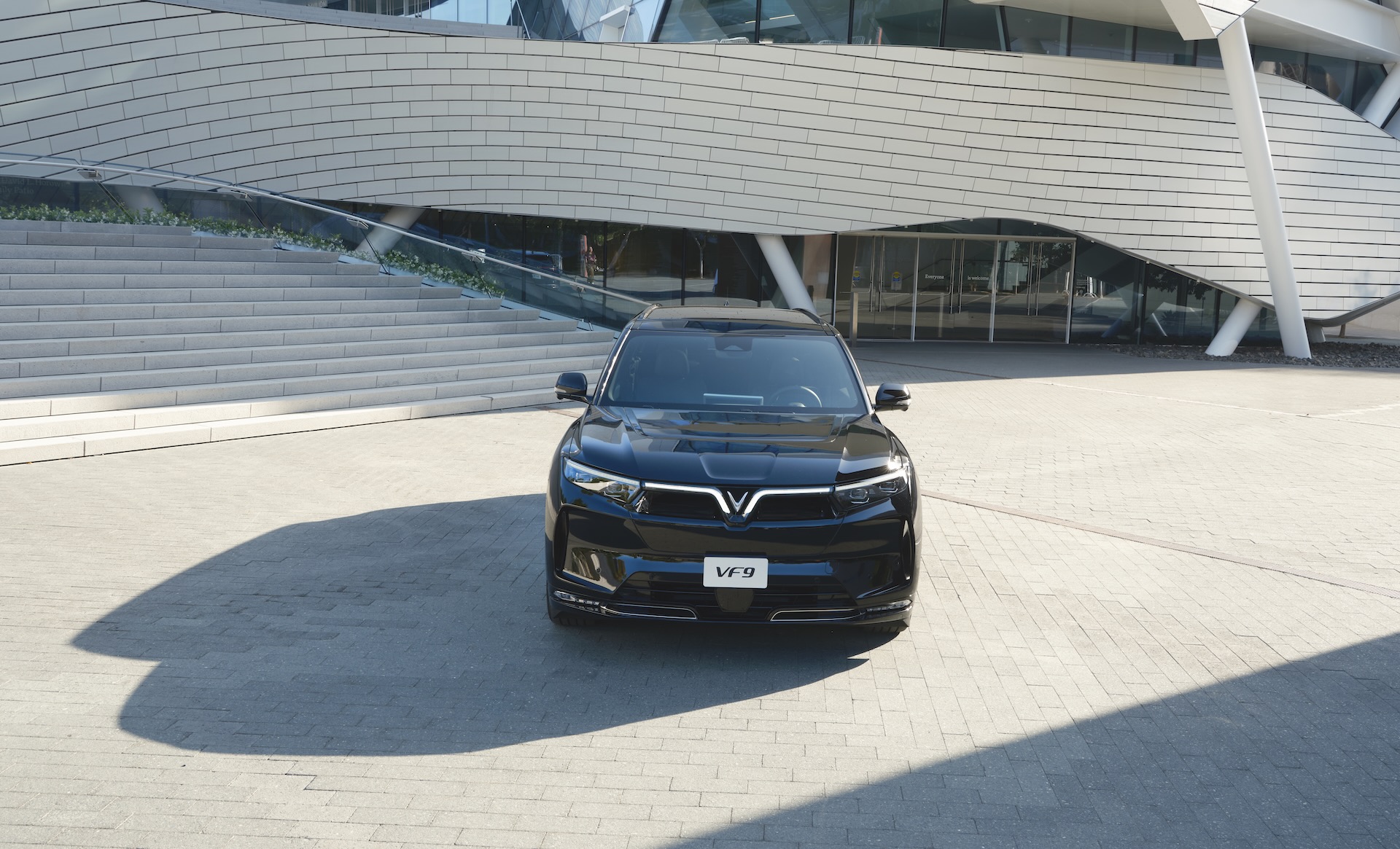 VinFast VF 9 có giá mới, khách hàng thẳng thắn: “Món hời như thế không mua thì mua xe nào”