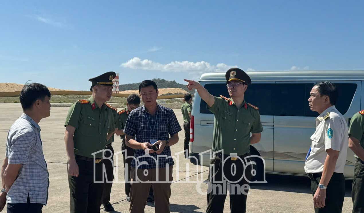 Đoàn công tác Cục Quản lý xuất nhập cảnh (Bộ Công an) phối hợp đơn vị chức năng kiểm tra một số khu vực trọng yếu tại Cảng hàng không quốc tế Cam Ranh