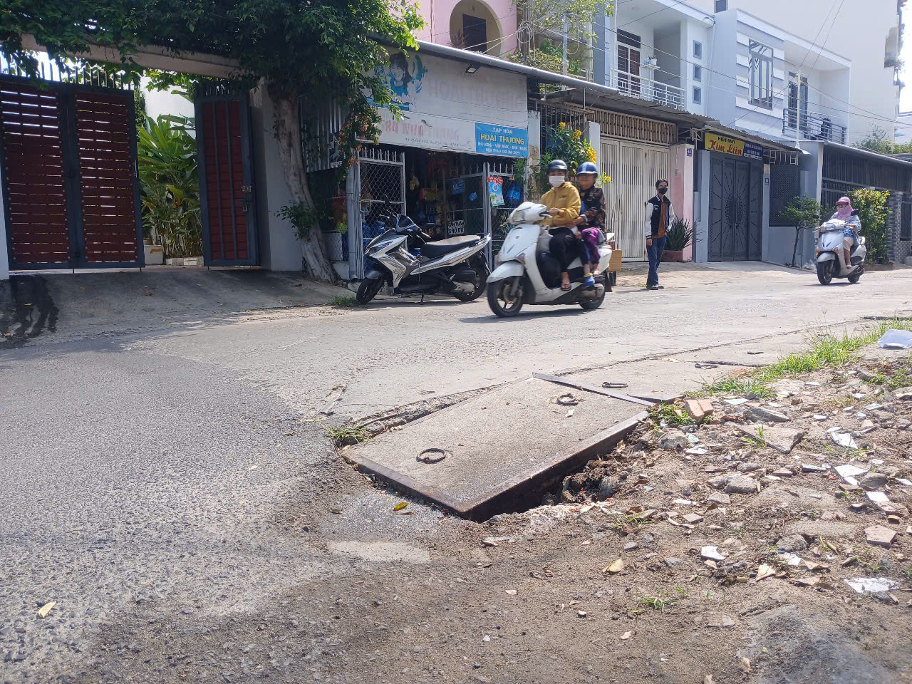 Nắp hố ga của hệ thống thoát nước ở vị trí ngã ba Gò Găng và đường A1 (Khu đô thị Vĩnh Điềm Trung) bị hư hỏng.