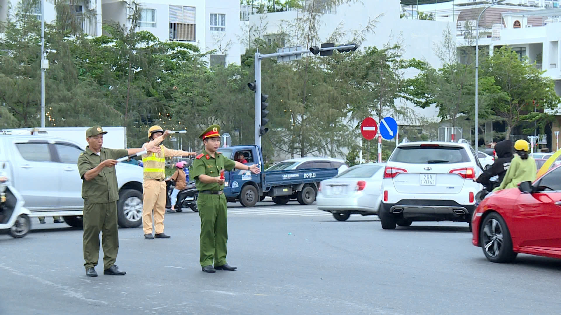 Lực lượng an ninh trật tự cơ sở phường Phước Hải, TP. Nha Trang phối hợp điều tiết giao thông.