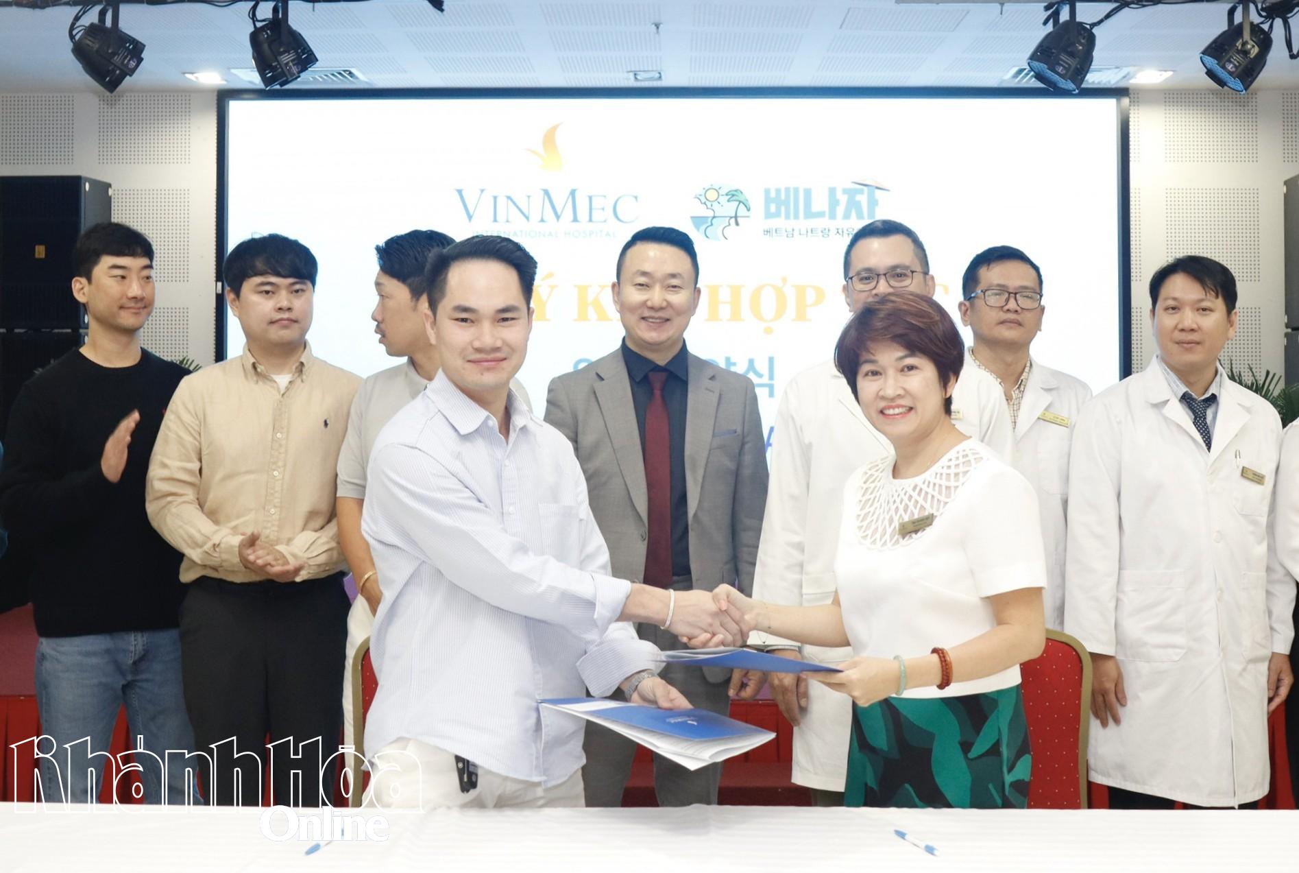 Ông Lê Thành Trung - đại diện Công ty TNHH Gooday To Travel tại Nha Trang và bà Thái Thị Ngọc Diệp - Giám đốc điều hành Bệnh viện Đa khoa Vinmec Nha Trang trao bản thỏa thuận hợp tác.