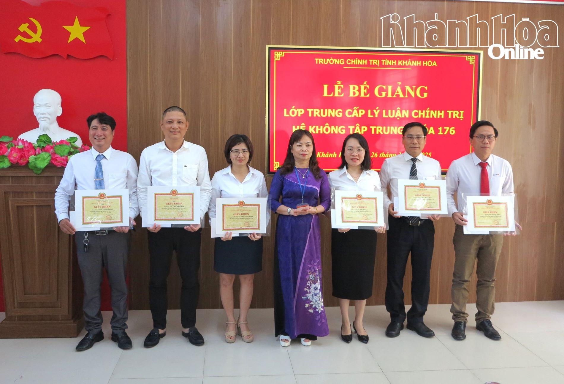 Trường Chính trị tỉnh Khánh Hòa: Bế giảng lớp Trung cấp lý luận chính trị hệ không tập trung khóa 176