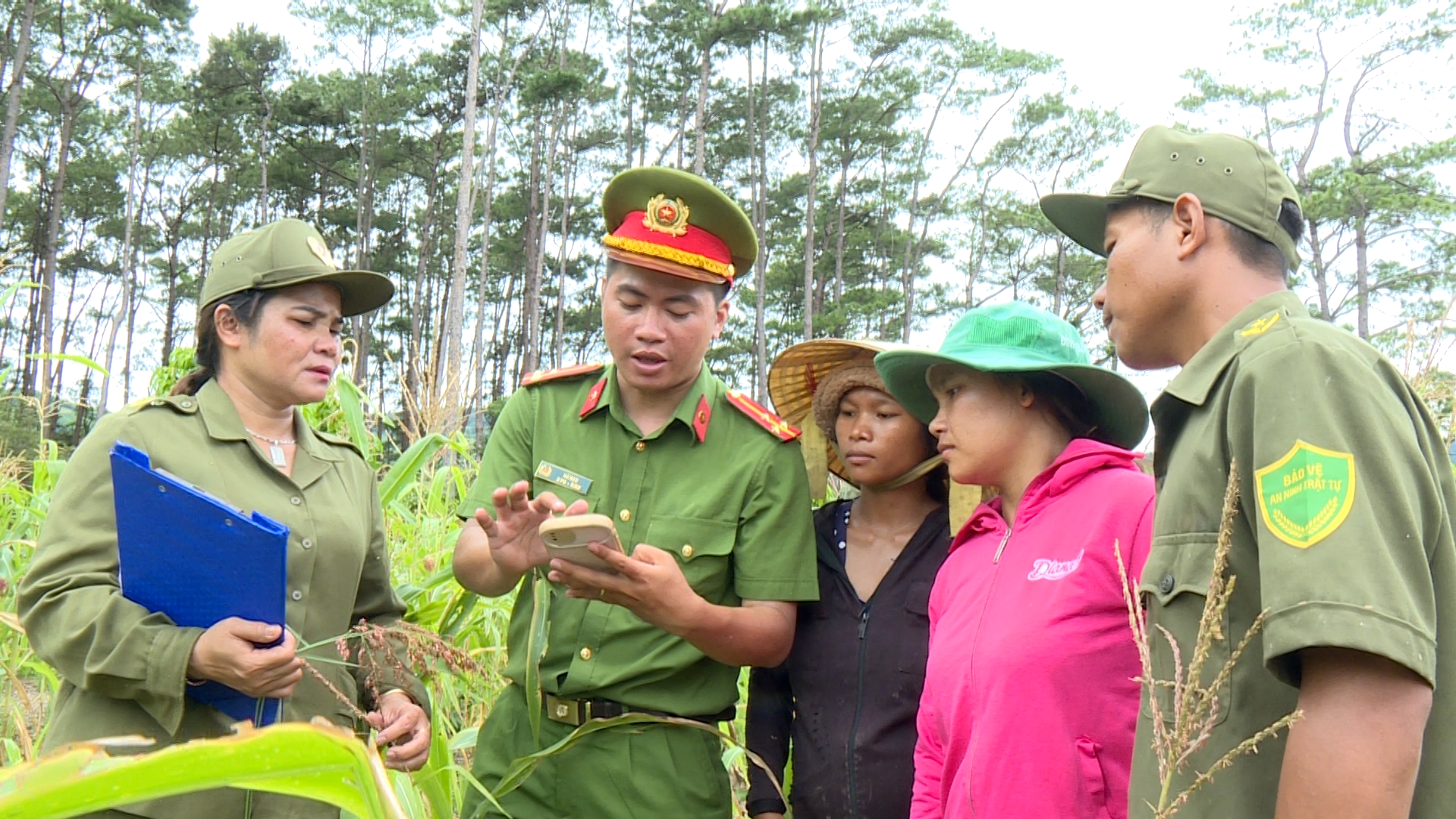 Lực lượng an ninh trật tự cơ sở xã Ba Cụm Nam, huyện Khánh Sơn hỗ trợ tuyên truyền pháp luật cho người dân.
