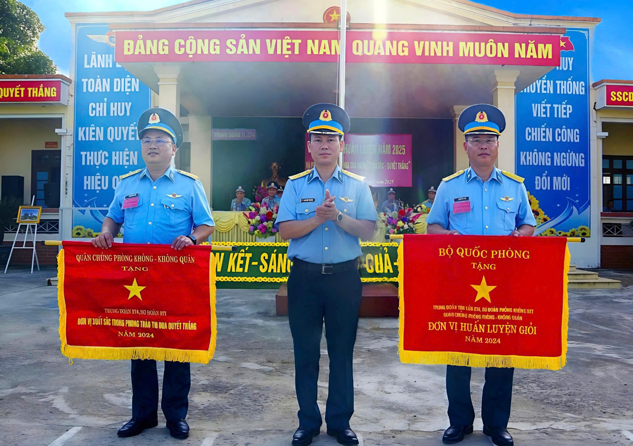 Trung đoàn 274 nhận cờ Đơn vị huấn luyện giỏi của Bộ Quốc phòng và cờ Thi đua của Quân chủng Phòng không - Không quân tặng.