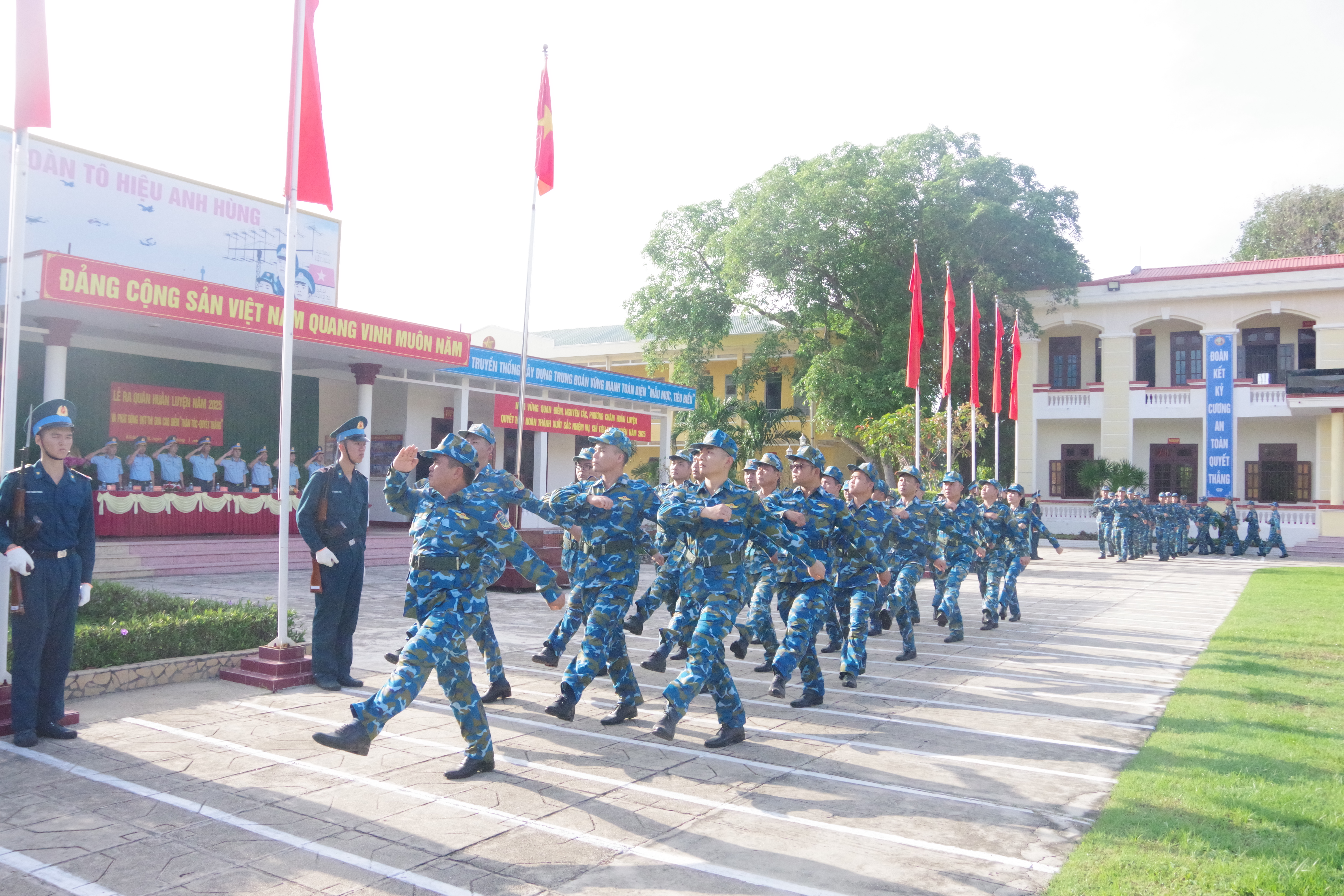 Duyệt đội ngũ tại lễ ra quân huấn luyện.