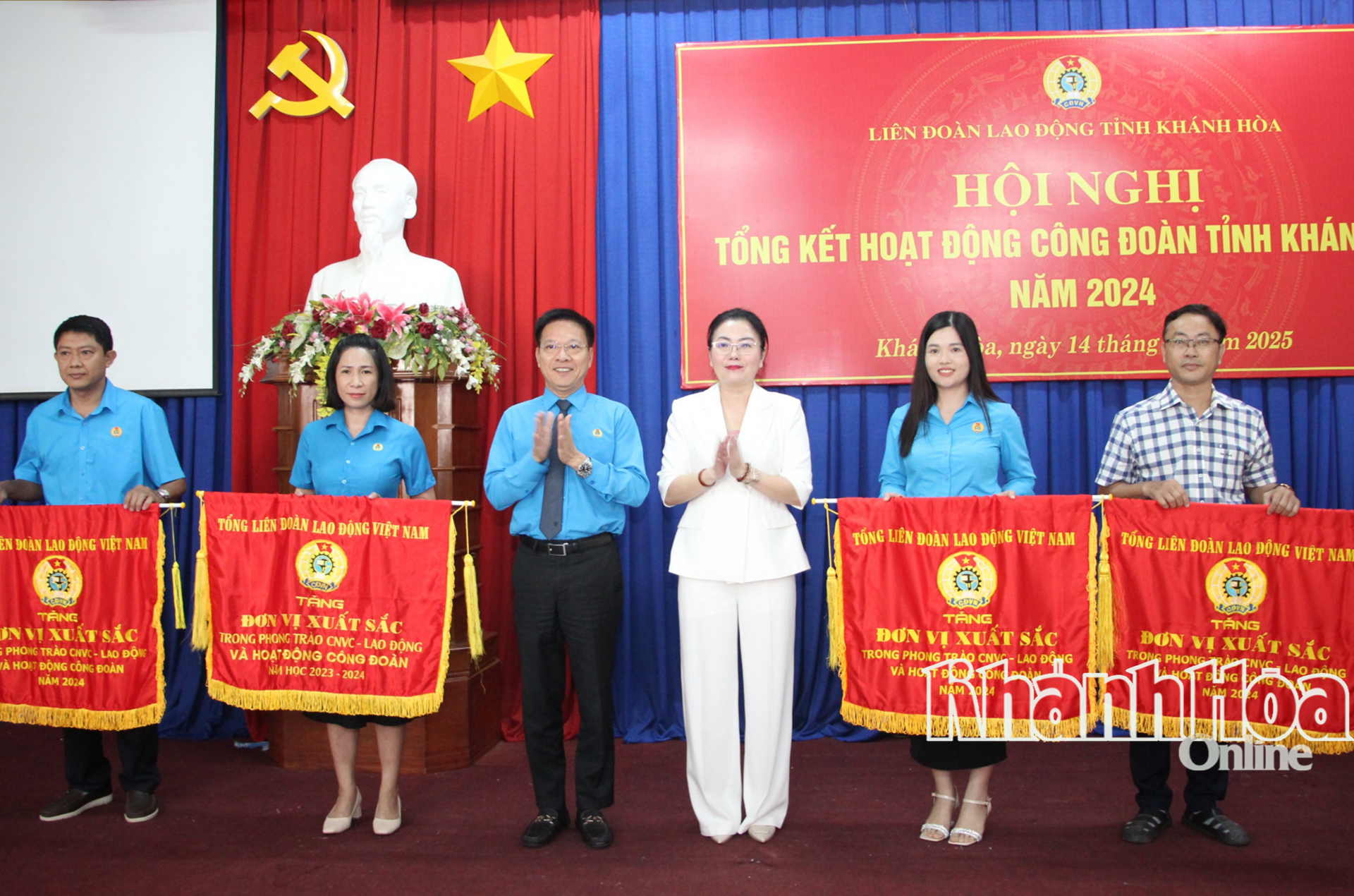 Bà Phạm Thị Xuân Trang và ông Phan Thanh Liêm - Chủ tịch Liên đoàn Lao động tỉnh trao cờ thi đua xuất sắc của Tổng Liên đoàn Lao động Việt Nam cho các tập thể.