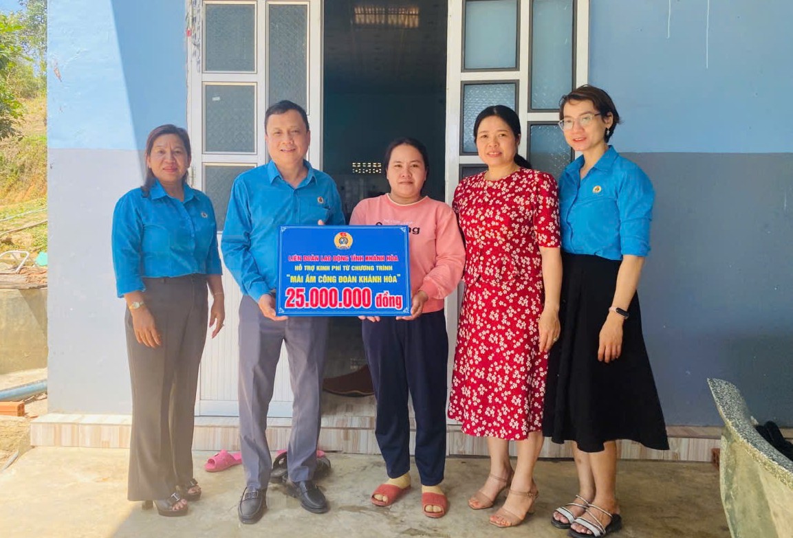 Lãnh đạo Liên đoàn Lao động tỉnh trao kinh phí hỗ trợ sửa chữa cho đoàn viên.