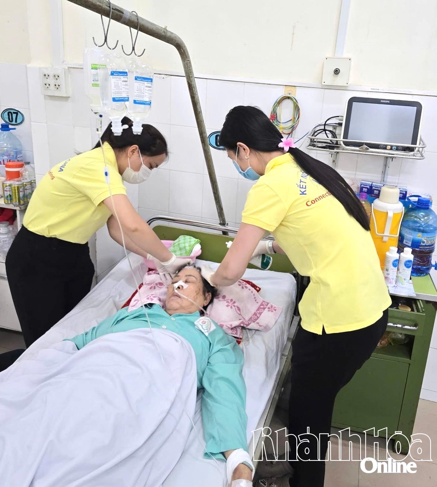 Bệnh viện Đa khoa tỉnh: Tổ chức hoạt động tình nguyện hỗ trợ bệnh nhân