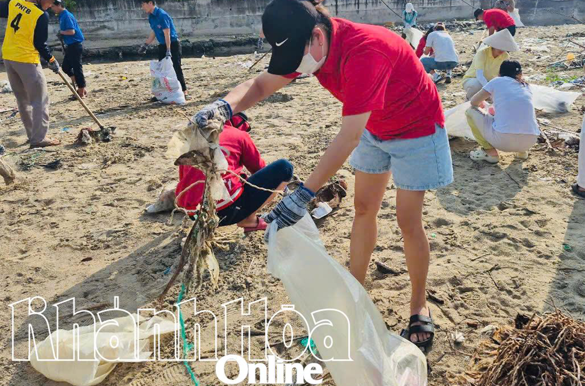 Xã Vĩnh Lương: Hơn 100 cán bộ, đoàn viên và nhân dân ra quân dọn vệ sinh môi trường